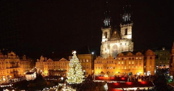 Vánoční trhy na Staroměstském náměstí letos v obvyklé podobě nebudou, ozdobí jej pouze strom
