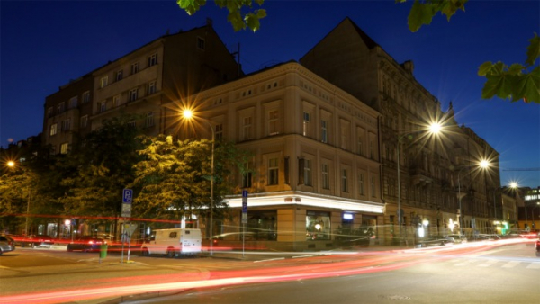 Pražská čtvrť Karlín má nové veřejné osvětlení. Přibyla i environmentální stanice