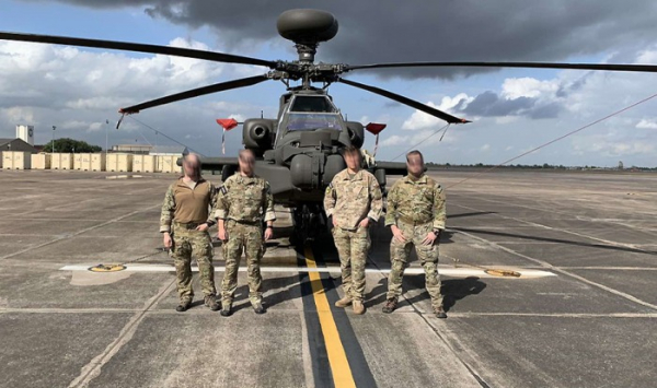 Čeští JTAC naváděli v USA na cíl vrtulník AH-64 Apache