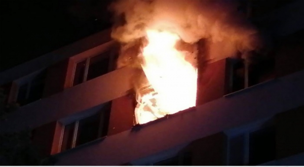 Při požáru obytného domu v Praze 4 zemřela jedna osoba