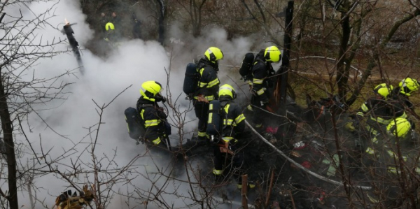 Na Praze 7 hořela chata obývaná bezdomovci