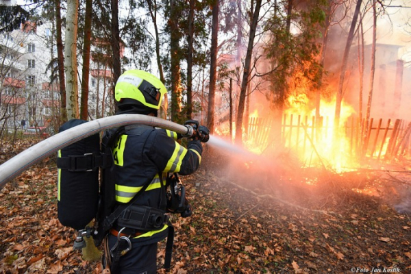 Při požáru příbytku bezdomovců v Praze našli hasiči torzo lidského těla