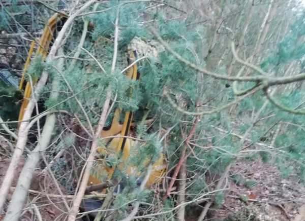 Pětice mužů ukradla pracovní stroje za více jak dva milióny korun, ukrývali je v lese pod větvemi