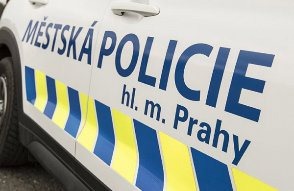 Podnapilý muž zdemoloval v Praze autobusovou zastávku