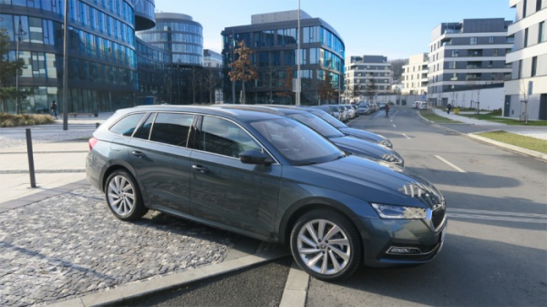 Sberbank rošířila svůj vozový park o vozy Škoda Octavia Combi Style iV s plug-in hybridním pohonem