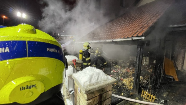 Hasiči likvidovali požár přístavku rodinného domu v Praze, evakuováno bylo 11 osob