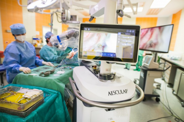 Motolští lékaři poprvé využili pro operaci nezhoubného nádoru ucha 3D mikroskop 