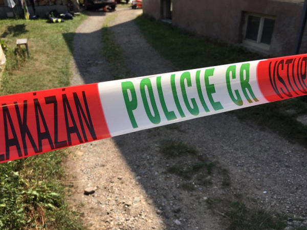 V Praze našla policie mrtvou ženu a zraněného muže, který po převozu do nemocnice také zemřel 