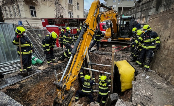 V Praze zasypala dělníka ve výkopu hlína, tělo hasiči vyprostili po šesti a půl hodinách