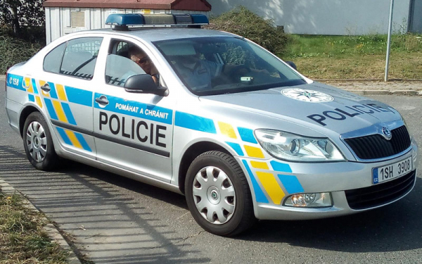 Útočník přepadl v Praze dva seniory. Policie po něm pátrá 