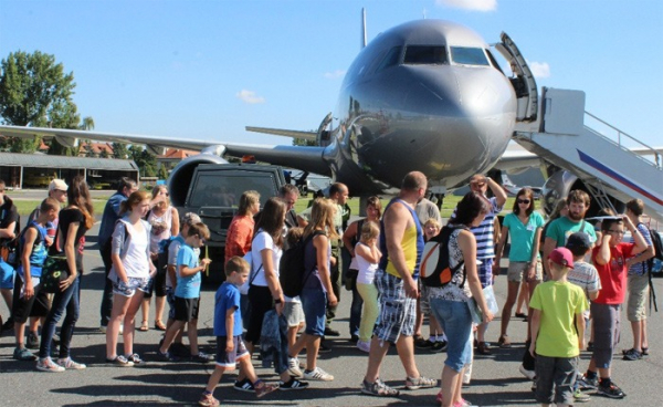 Vodní skauti Goliath a členové Aeroklubu Přibyslav navštívili leteckou základnu v pražských Kbelích