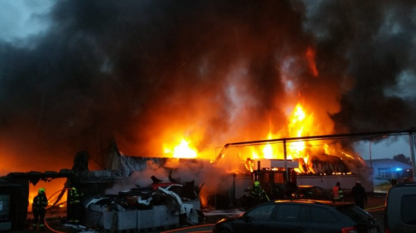 Několikamilionová škoda vznikla při požáru autoservisu v Čakovicích