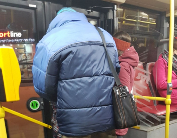 Neznámý muž onanoval před ženou v pražském autobuse