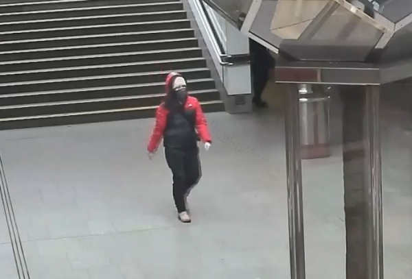 Neznámá žena napadla cestující v metru kvůli špatně nasazené roušce