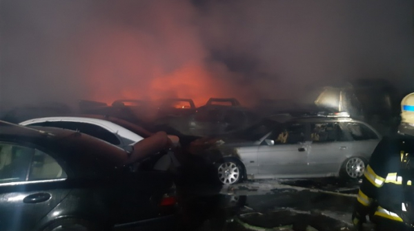 Požár na autovrakovišti v okrese Praha-východ zaměstnal patnáct jednotek