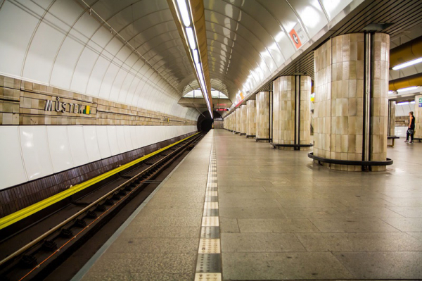 Z onanisty v pražském metru se vyklubal muž s kožními problémy