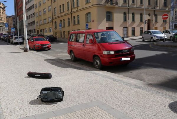 Muž se v Praze 2 vloupal do vozidla, kde odcizil dvě tašky s vybavením na fotografování