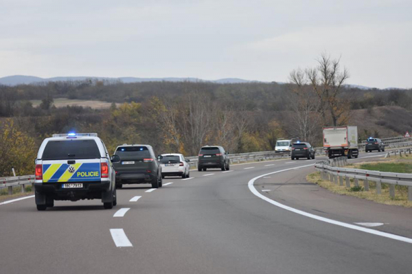 Řidička Fabie ujížděla policistům z Plzeňského kraje až 180 kilometrovou rychlostí, zastavili ji až v Praze