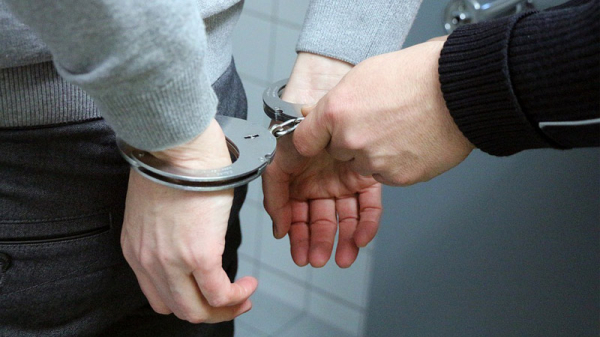 U zadrženého zloděje našli policisté 300 tisíc korun a několik sáčků s drogami