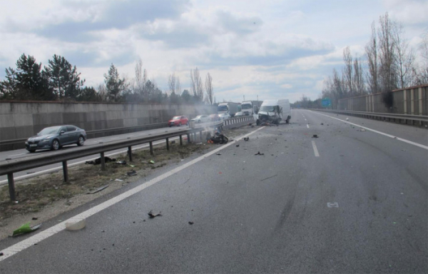Vážná nehoda s následným požárem na dálnici D5 u Rudné si vyžádala jednu oběť