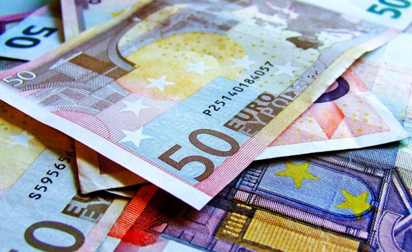 4 osoby byly obviněny z padělání eurobankovek za 40 milionů korun, hrozí jim až 12 let vězení
