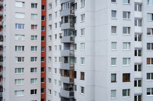 Seniorka v Praze visela jen za nohu z okna v sedmém patře panelového domu