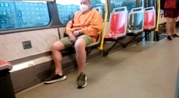 Muž masturboval před nezletilou dívkou v tramvaji