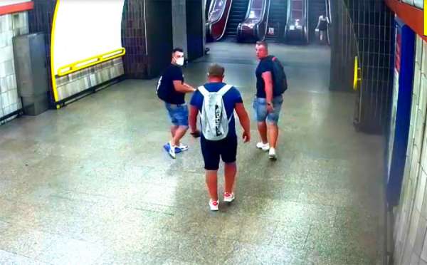Tři rusky hovořící muži napadli v pražském metru dvaačtyřicetiletého cestujícího