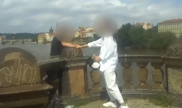 Nešťastný muž chtěl skočit z mostu v centru Prahy
