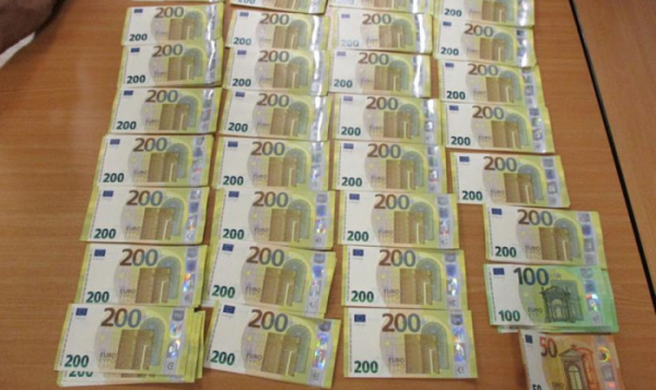 Jedenapadesátiletý cizinec neoznámil na letišti finanční hotovost, téměř 2 milióny korun