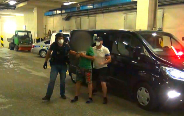 Policie zadržela muže, který hodil zápalnou láhev do pokoje jedné ubytovny v Praze 4