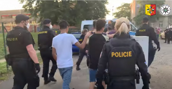V pronásledované dodávce se ukrývalo 29 migrantů, řidič před policejní hlídkou utekl