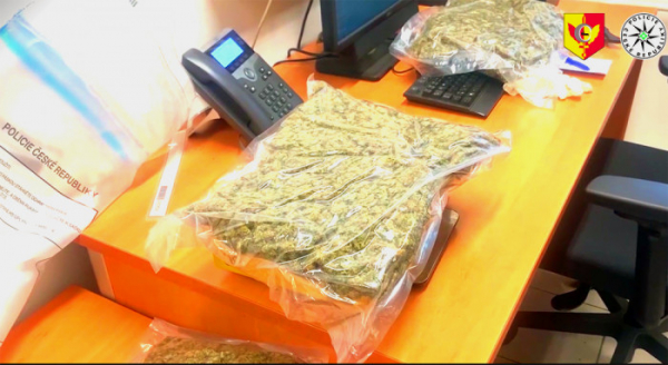 Policisté při běžné silniční kontrole nalezli v kufru vozidla kilo a půl marihuany