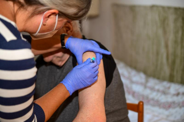 Praha zajistí ve spolupráci s praktickými lékaři očkování imobilních osob v jejich domácím prostředí