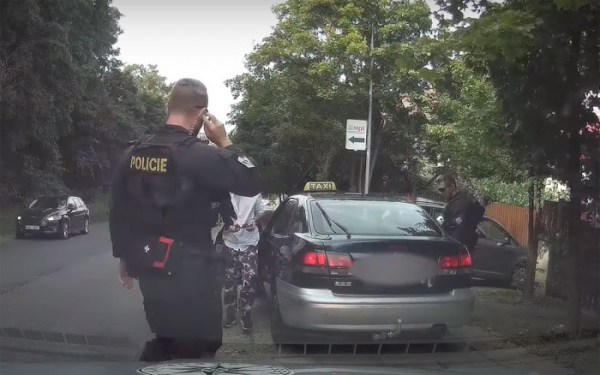 Recidivista maskoval kradené vozidlo za TAXI, u spolujezdkyně policie našla drogy