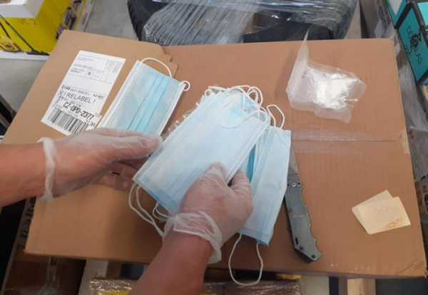 Středočeští celníci zachytili poštovní zásilku s rouškami, mezi nimiž byly ukryté sáčky s drogou