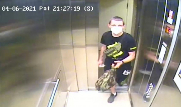Neznámý pachatel se v Praze vloupal do kanceláří, kde ukradl peníze, platební karty i elektroniku 