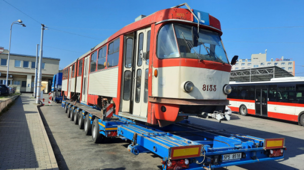 Brněnský dopravní podnik pro Prahu opraví tramvaj K2, kterou přivezli z Bratislavy