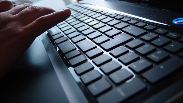 Policie varuje před podvodníky, kteří přes internet nabízejí výhodné dluhopisy
