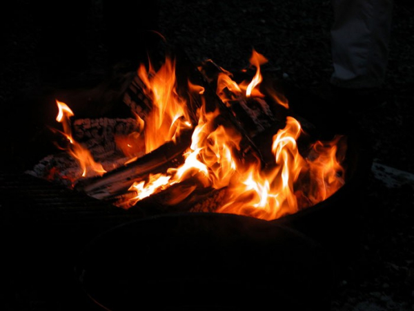 V Praze platí zákaz rozdělávání ohně na piknikových místech i zapalování svíček na hřbitovech