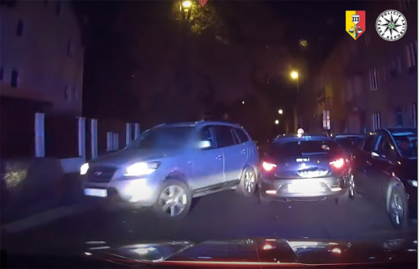 Opilý řidič se zákazem řízení ujížděl před policejní hlídkou, zastavil ho až náraz do zaparkovaného vozu