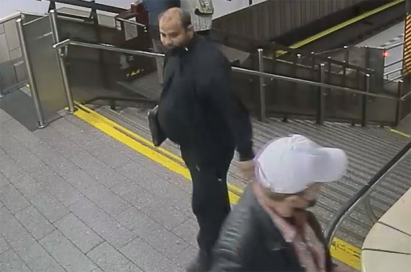 Neznámý muž okradl cestujícího na eskalátorech v pražském metru