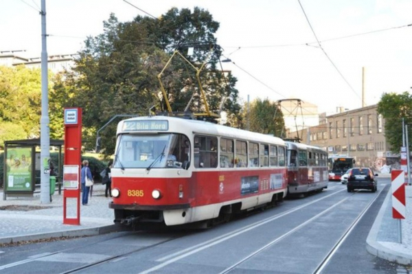 Praha bude dál podporovat zelené pruhy na tramvajových tratích