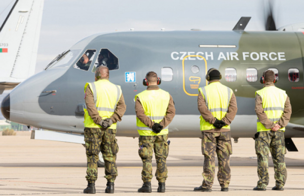 Nově pořízený letoun CASA se představil na cvičení ve Španělsku