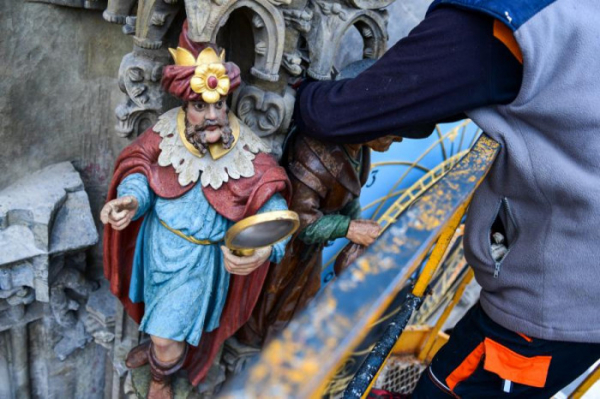 Pražský orloj čeká pravidelná oprava dřevěných soch