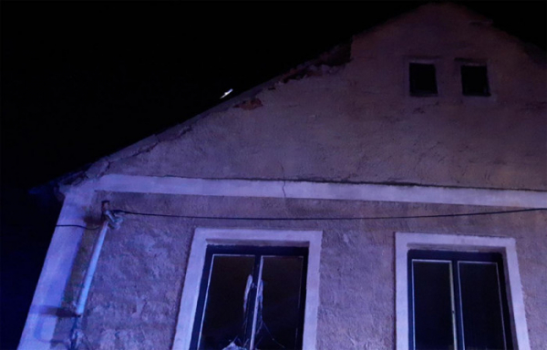 V obci Slapy došlo k požáru rodinného domu s následným výbuchem tlakové láhve