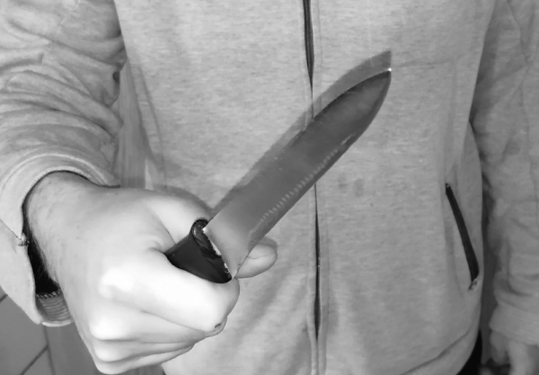 Muž v Praze přepadl ženu a ohrožoval ji nožem, policisté ho zadrželi ihned po činu 