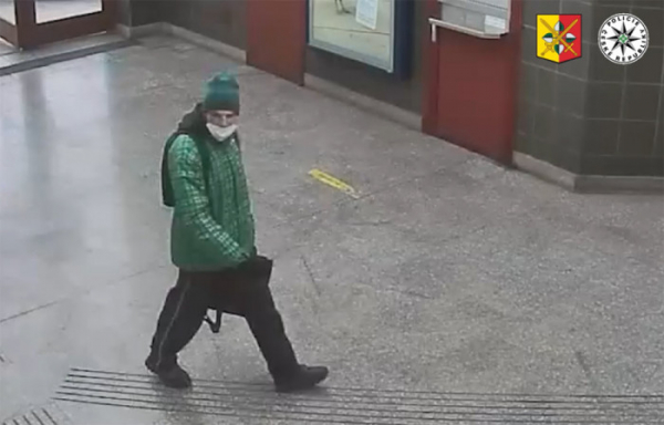 Neznámý muž našel v pražském metru batoh, ale dosud ho nevrátil