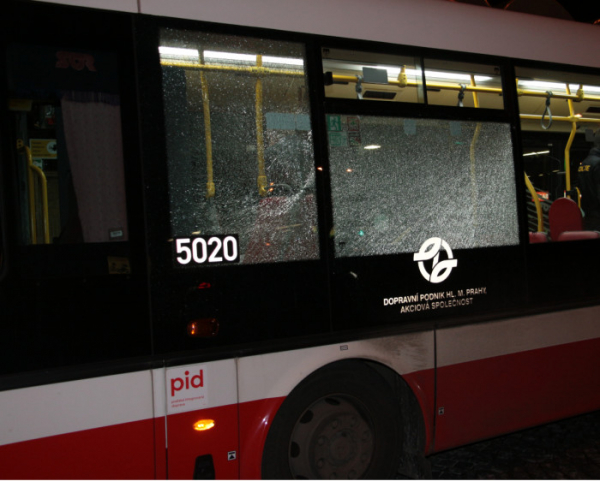 Pražská policie vyšetřuje střelbu na tramvaje a autobus