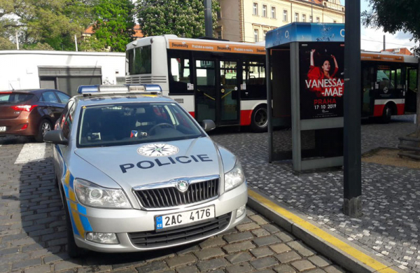 Kriminalisté zadrželi dva cizince, chtěli si koupit v Praze kalašnikov bez zbrojního průkazu